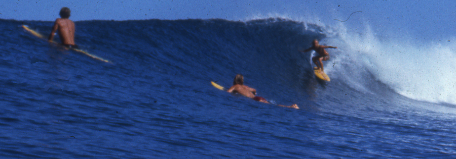 Surfing Tunnels reef, Haena, north shore of Kauaʻi island in Hawaii - 1974 - Photo - Lloyd Godman