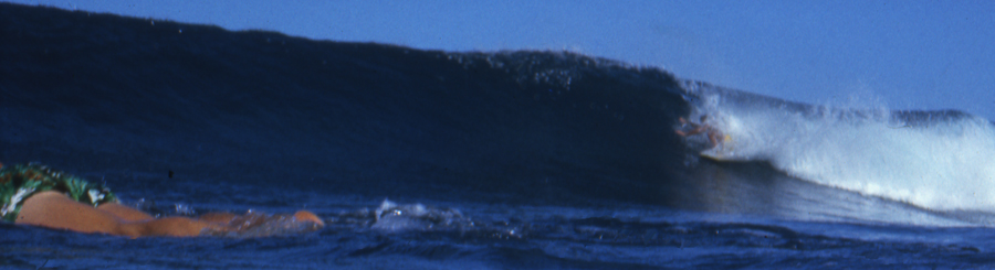 In the tube Tunnels Haena, north shore of Kauaʻi island in Hawaii - 1974 Photo Lloyd Godman