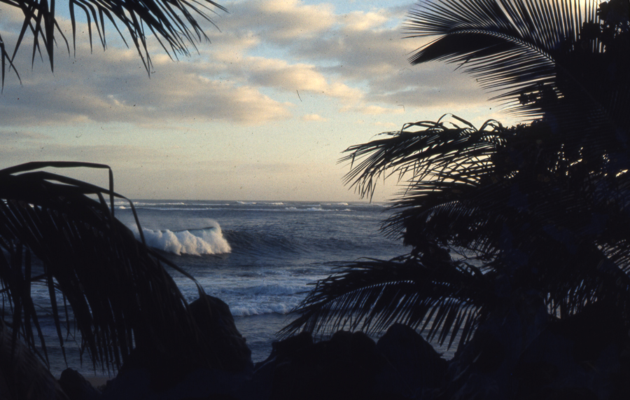 Canons surf break, north shore of Kauaʻi island in Hawaii 1974 Photo Lloyd Godman