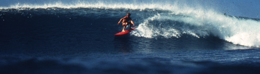 Surfing Tunnels Haena, north shore of Kauaʻi island in Hawaii - 1974 - Photo - Lloyd Godman
