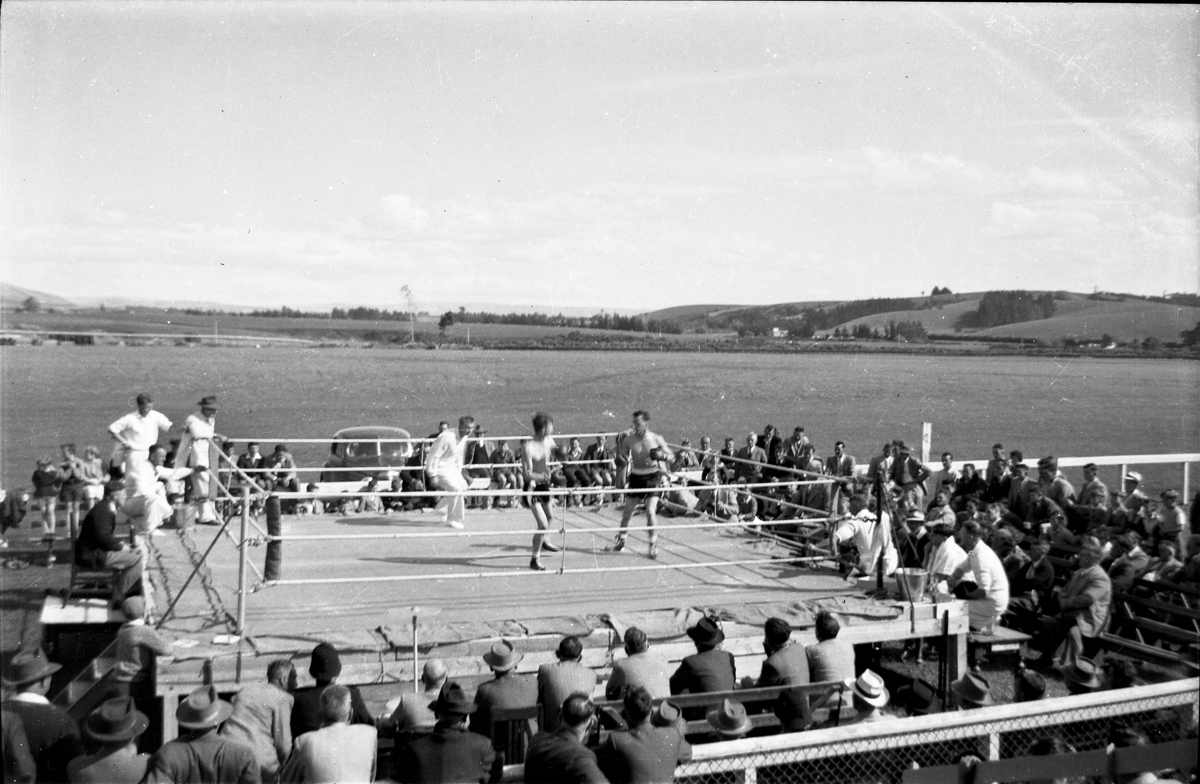 New Zealand Boxing tournament - Harold Kindley in white with hat on left