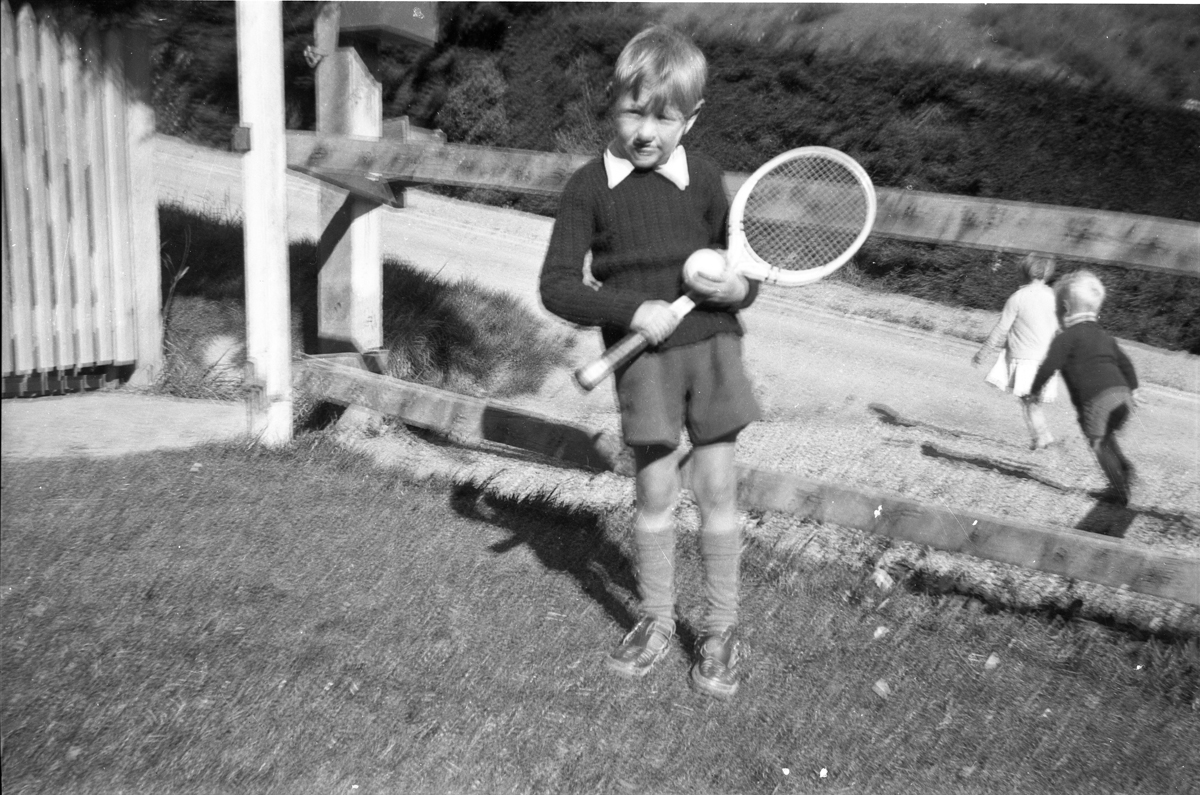 Lloyd Godman at his grand parent's place Burkes