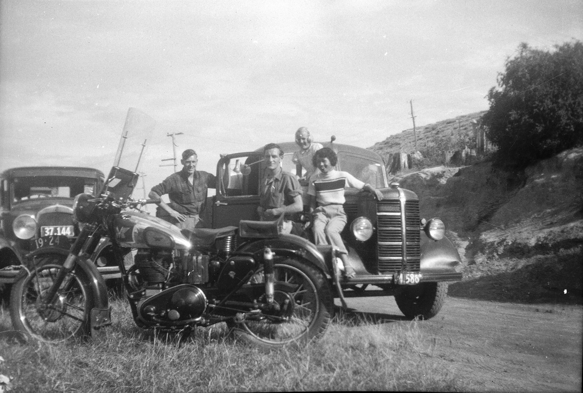 Caldwell's inspect the construction of the Dunedin to Port Chalmers Rd at Burkes