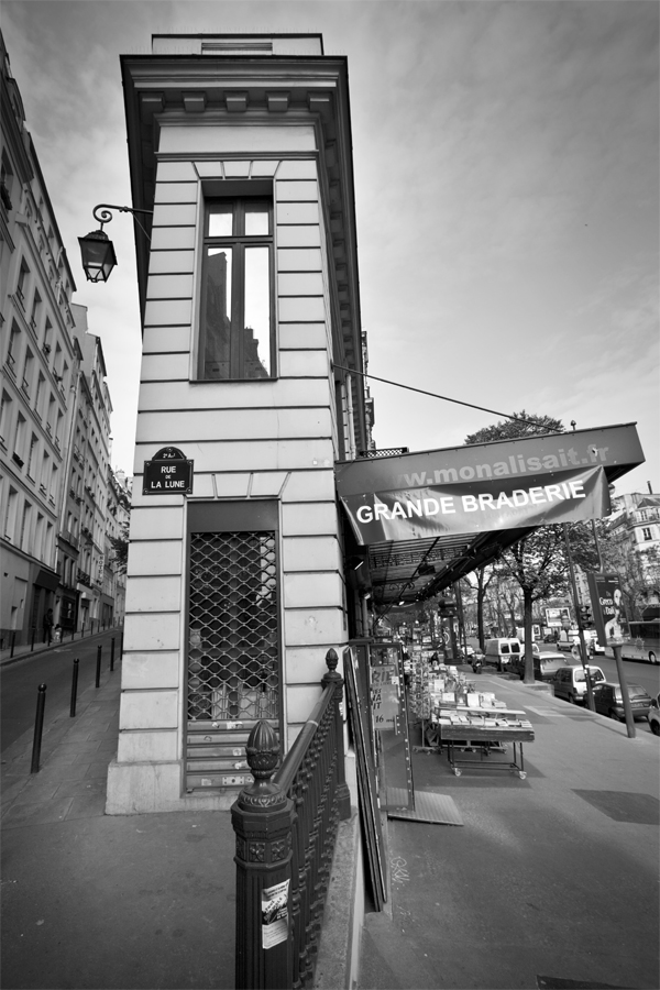 Monalisait, Rue de La Lune, Boulevard de Bonne Nouvelle, Paris, France, Photograph Lloyd Godman
